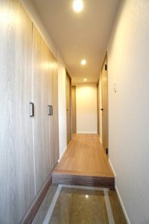 【玄関】 | 【上質リノベ】パークヒルズ中須公園 | 【玄関ホール】
人を迎え入れる最初の場所だからこそ、
清潔感があり纏まった空間にして頂ける様に
大型シューズBOXを設置。
照明はオートライト。消し忘れや
出入りが暗くならなく済みます！