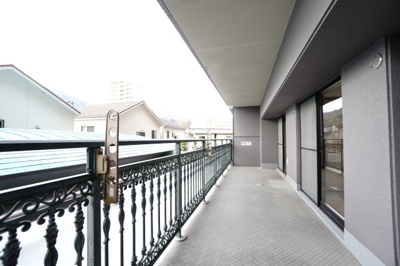 【バルコニー】 | 【上質リノベ】パークヒルズ中須公園 | 【バルコニー】
リビング全面が接するワイドバルコニー。
前面の建物が邪魔することなくよく陽が当たり、お洗濯物もすぐ乾きそう！
この位の広さがあると、エアコン室外機を置いても十分なスペースを保てます。