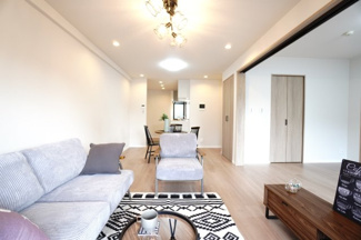 【居間・リビング】 | 【上質リノベ】パークヒルズ中須公園 | 【約13.5帖LDK】
視線が奥まで抜けるワイドなLDK。明るさと心地よさを兼ね備えた空間は、
家族の時間も一人の時間も、どちらも快適に過ごせる。
家具配置の自由度も高く、日常がより伸びやかに広がる。