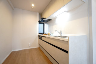 【キッチン】 | 【上質リノベ】パークヒルズ中須公園 | 【キッチンルーム】
独立型キッチンのメリットは、人目を気にせずに調理に集中できます！
来客時に手元や調理場を見られることなく調理ができ、
隣接するリビングやダイニングまで油や煙が広がりにくくなります。