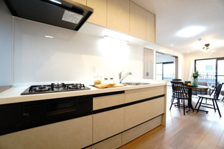 【キッチン】 | 【上質リノベ】パークヒルズ中須公園 | ☆キッチンの特徴☆
・クリナップ社製
・アクリストンワークトップ
・浄水器一体型ハンドシャワー水栓
・一度に5人分食器洗い乾燥機は後付け可能
・フラットスリムレンジフード
・換気扇幕板が他の面材と同色