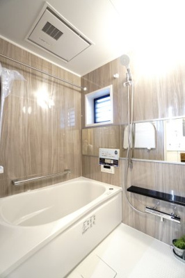 【浴室】 | 【上質リノベ】パークヒルズ中須公園 | 【バスルーム】
TOTO社製RWシリーズは
「ゆるリラ浴槽」「カラリ床」で独自の技術によりバスタイムを
よりよく演出してくれます！
更に、浴室暖房乾燥機が標準設備！
お手入れが楽なシステムバスです。