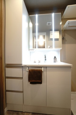 【独立洗面台】 | 【上質リノベ】パークヒルズ中須公園 | 【コスメカウンター】
Panasonic社製！
「美ルックツインラインLED照明」は、
従来の照明より自然な肌の色に見える照明。
肌の色味を美しく引き立て、
洗面ボウルも広くメイクの時間をより素敵に。