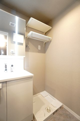 【独立洗面台】 | 【上質リノベ】パークヒルズ中須公園 | 【パウダールーム】
嬉しい、タオル掛け付きの2段可動式のリネンラック。
しかも装着が楽なワンタッチ式の給水栓！
洗濯機置場はドラム式の洗濯機も入るサイズですが、
お手持ちのサイズが入るか要確認です！