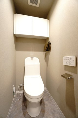 【トイレ】 | 【上質リノベ】パークヒルズ中須公園 | 【レストルーム】
TOTO社製！きれいをまもるせいけつトイレ！
お掃除はサッとひとふきで完了！
少ない水で、汚れをしっかり洗い流します。
手洗い機能付きなので、もしもの時も慌てない！
キャビネット付！