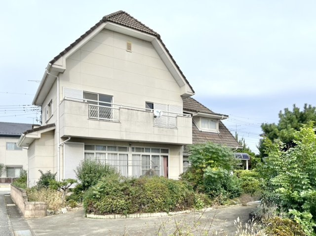 【中古戸建】伊勢崎市太田町の外観|■外観｜窓の配置や、爽やかな白ベースの外観が清潔感をもたらします。まっさらなキャンバスのような家にこだわりを彩って…始めよう、あなただけの豊かな暮らし( ＾＾ )