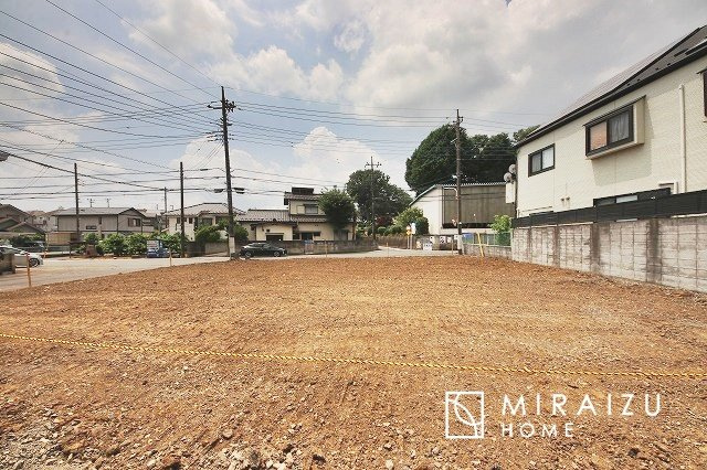 【外観】 | 青く澄み渡った綺麗な空と、陽の光をたっぷりと受ける、そんな新築住宅で新生活をスタートしてみませんか？見学・ご相談等、ミライズホーム(株)までお気軽にご連絡下さい♪