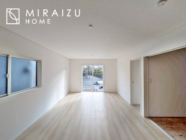 【居間・リビング】 | 収納力と機能性を備えたシステムキッチン。圧力鍋や大きなフライパンなどの調理器具から調味料など幅広く収納し、お料理のしやすいつくりになっています。