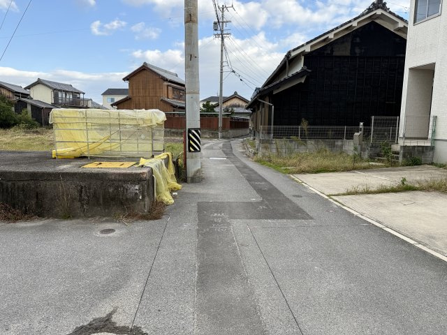 常滑市苅屋町3丁目　中古戸建の前面道路含む現地写真