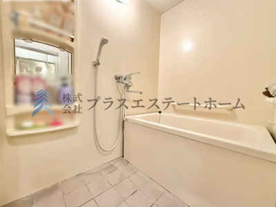 【浴室】 | 中落合第一住宅453号棟 | 給湯器リモコンの設置あり♪追い焚きが簡単なので、いつでも楽に入浴出来ます♪