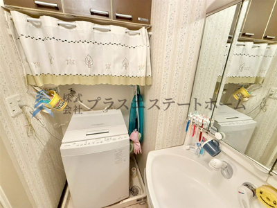 【その他】 | 中落合第一住宅453号棟 | 洗面室♪三面鏡の化粧台に洗濯機置場の上にも収納があります♪