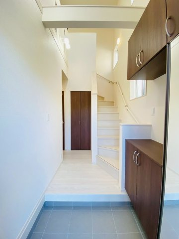 ブルーミングガーデン/東区/山ノ内3丁目/全2棟/1号棟の玄関