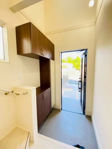 ブルーミングガーデン/東区/山ノ内3丁目/全2棟/1号棟の玄関