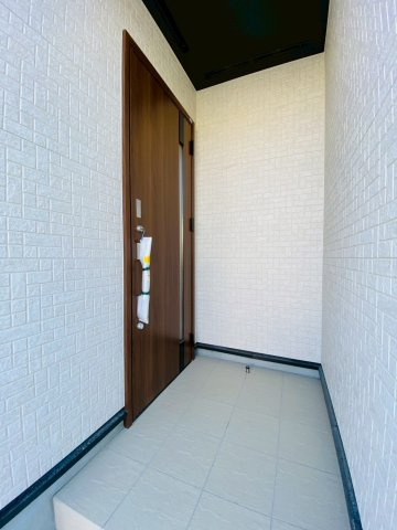 ブルーミングガーデン/東区/山ノ内3丁目/全2棟/2号棟の玄関