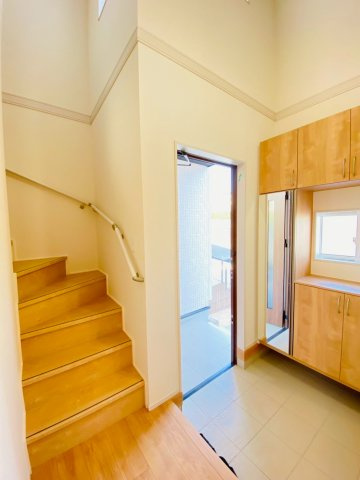 ブルーミングガーデン/東区/山ノ内3丁目/全2棟/2号棟の玄関