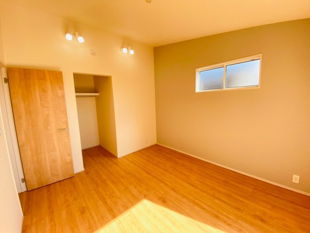 ブルーミングガーデン/東区/山ノ内3丁目/全2棟/2号棟の洋室
