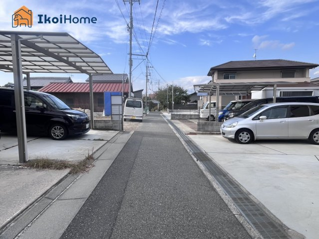 明石市大久保町大久保町　中古戸建の前面道路含む現地写真|前面道路は南西側　幅員4ｍになります。交通量も少なく安心して駐車して頂けます。