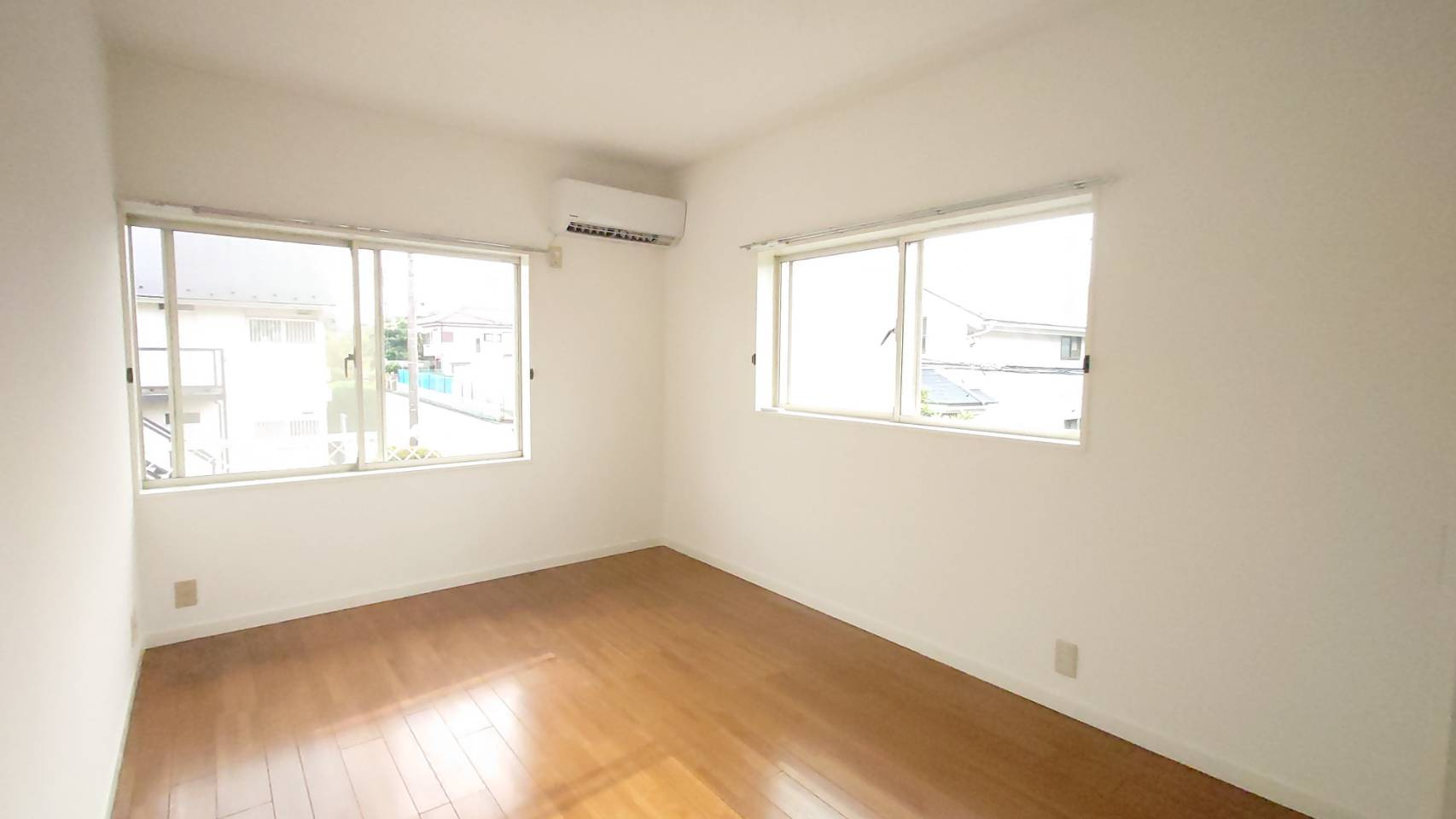 コートハウス原田A棟の洋室