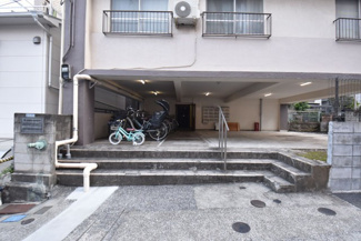 【エントランス】 | お客様を、そして住人を出迎えてくれるマンションのエントランス。ゴミが落ちていないことからも、管理状態の良さや住民の節度の高さが見て取れます。～即日のご見学可能～　お問合せはお気軽にどうぞ。