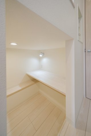 Milar堀切菖蒲園の内装|ベッドルームの下には、ワークスペースとして使える空間あり