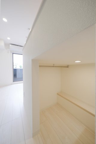 Milar堀切菖蒲園の内装|テーブルの向かいおには洋服等をかけていただけます