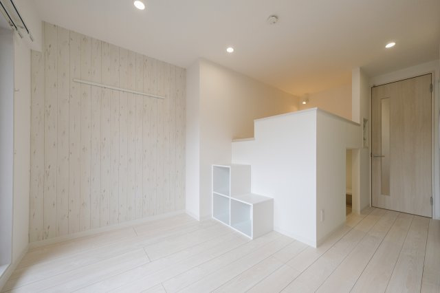 Milar堀切菖蒲園の居間・リビング|ベッドルームの下にはワークスペースを完備