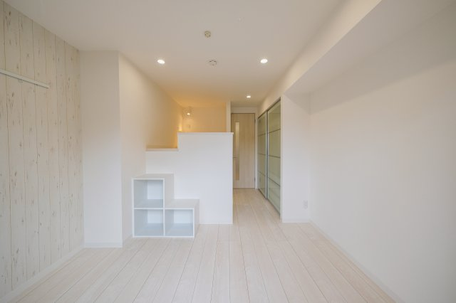 Milar堀切菖蒲園の居間・リビング|ベッドルームに上る階段は収納兼用です