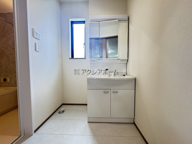 所沢市中新井3丁目・全2棟　新築一戸建　B号棟の独立洗面台|シャンプードレッサー付洗面化粧台