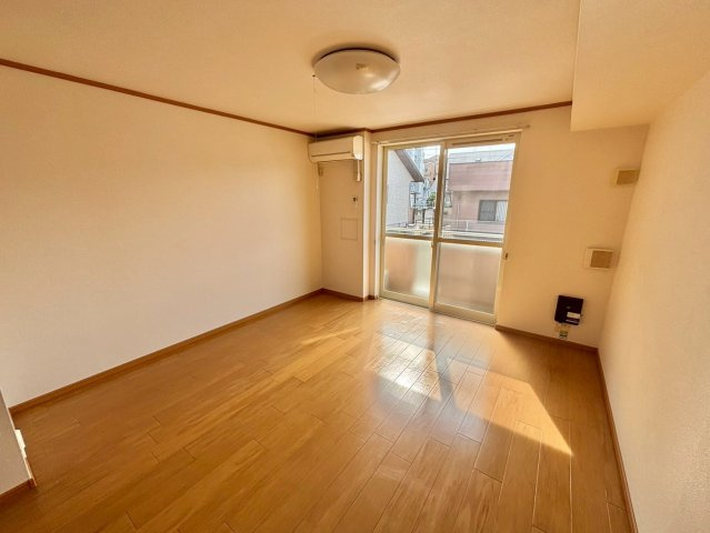 フローリアン・Fの洋室