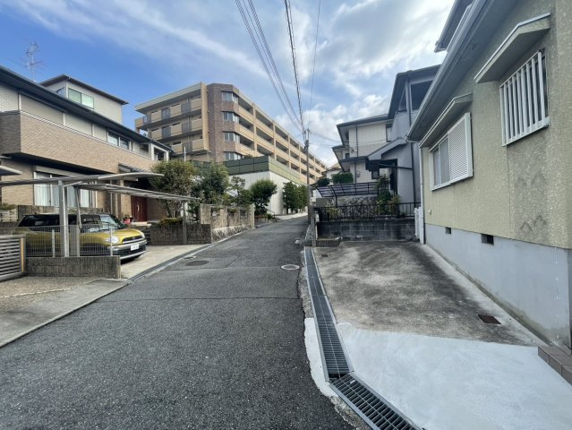 寝屋川市末広町　中古戸建の前面道路含む現地写真