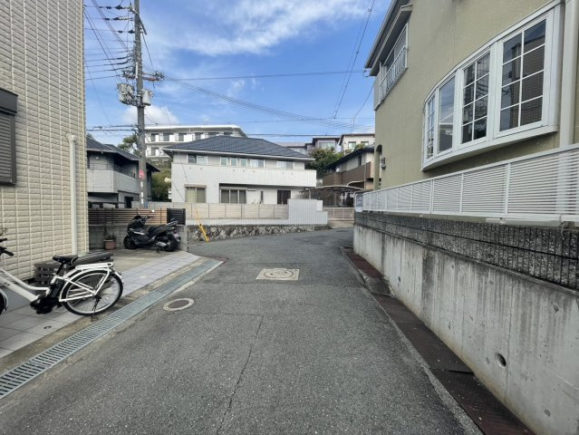 寝屋川市末広町　中古戸建の前面道路含む現地写真