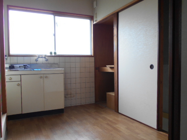 【居間・リビング】 | 窓が大きく、光がたくさん入るお部屋です