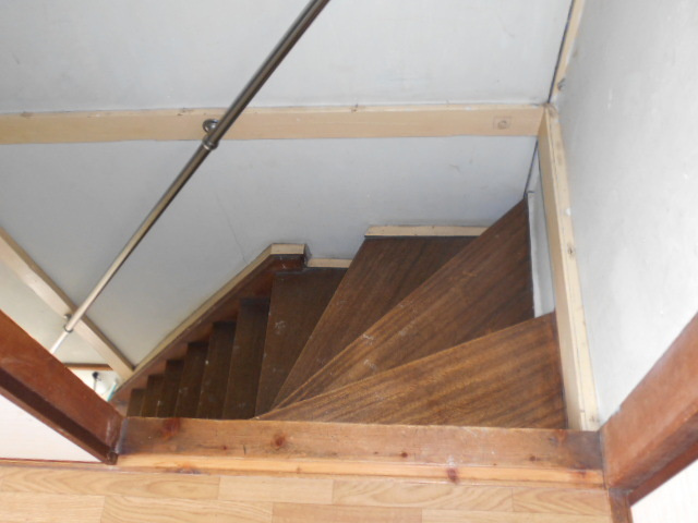 【玄関】 | 階段を上がってのお部屋になります