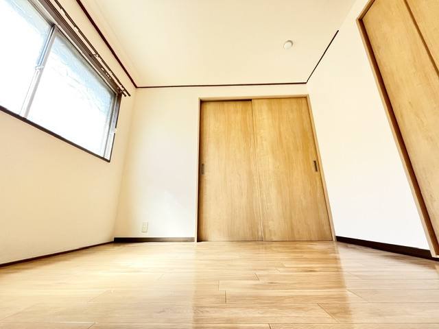 川端マンションの洋室