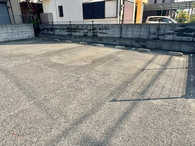 メゾンボヌールの駐車場