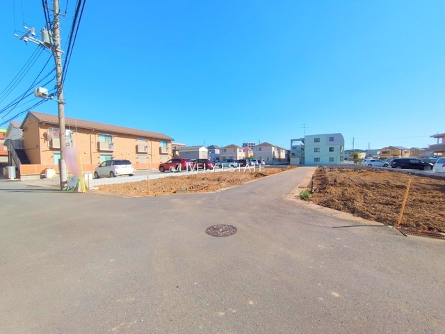 越谷市瓦曽根1丁目 新築分譲住宅 全6棟 1号棟 の前面道路含む現地写真