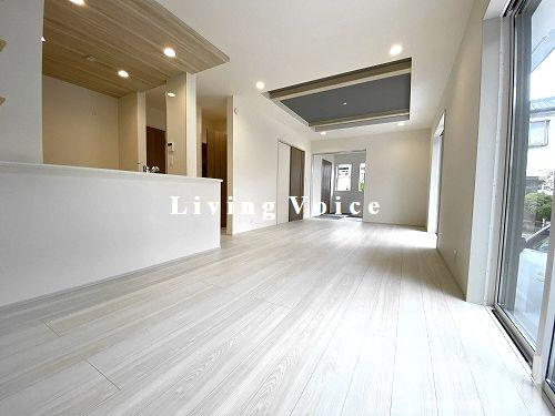 【居間・リビング】 | 【仲介手数料０円】秦野市弥生町　新築一戸建て　全2棟 | 秦野市弥生町　新築一戸建て　全2棟