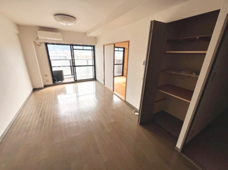 【居間・リビング】 | セザール和泉中央 | 【南東向きの最上階１０階部分】日当たり・通風・眺望良好！たっぷりの陽光に包まれる明るい住まいに気持ちも明るくなりますね♪