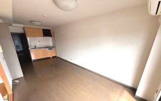 【居間・リビング】 | セザール和泉中央 | 【ＬＤＫ約１２．３帖】南東向きのリビングは、陽光あふれる明るい空間です♪居心地良く、ご家族皆がゆったり寛げる憩いの空間となりそうです♪