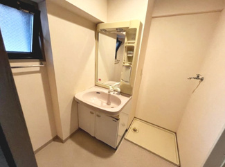 【独立洗面台】 | セザール和泉中央 | ゆとりある洗面室です♪窓もあるので、換気しやすく明るい洗面所で朝から気持ちもシャキッとしますね！