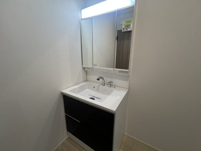 敷地50坪超・南西角地・平屋という最強が詰まった新築戸建◎の独立洗面台|独立洗面台、朝の身支度には欠かせません