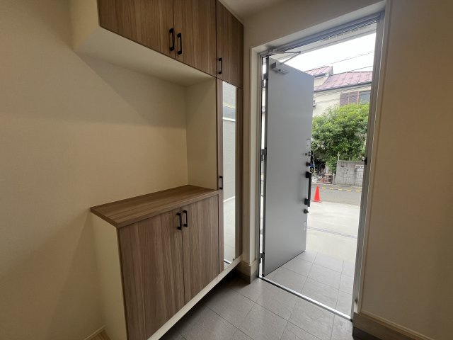 敷地50坪超・南西角地・平屋という最強が詰まった新築戸建◎の玄関|ゆったりとした玄関です