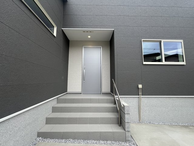 敷地50坪超・南西角地・平屋という最強が詰まった新築戸建◎の玄関|収納もある玄関です