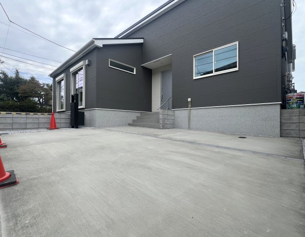 敷地50坪超・南西角地・平屋という最強が詰まった新築戸建◎の駐車場|カースペースがあります