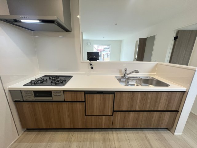 敷地50坪超・南西角地・平屋という最強が詰まった新築戸建◎のキッチン|キッチンでお料理をお楽しみください