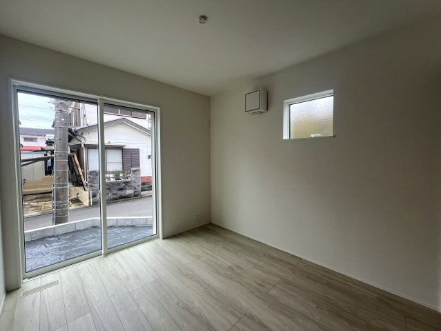 敷地50坪超・南西角地・平屋という最強が詰まった新築戸建◎の洋室|ゆったりした洋室です