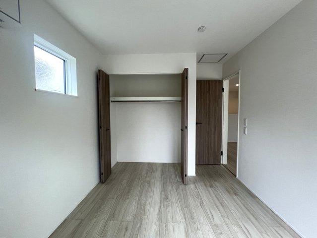 敷地50坪超・南西角地・平屋という最強が詰まった新築戸建◎の洋室|スタンダードな洋室です