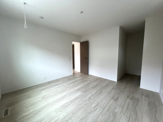 敷地50坪超・南西角地・平屋という最強が詰まった新築戸建◎の洋室|洋室です