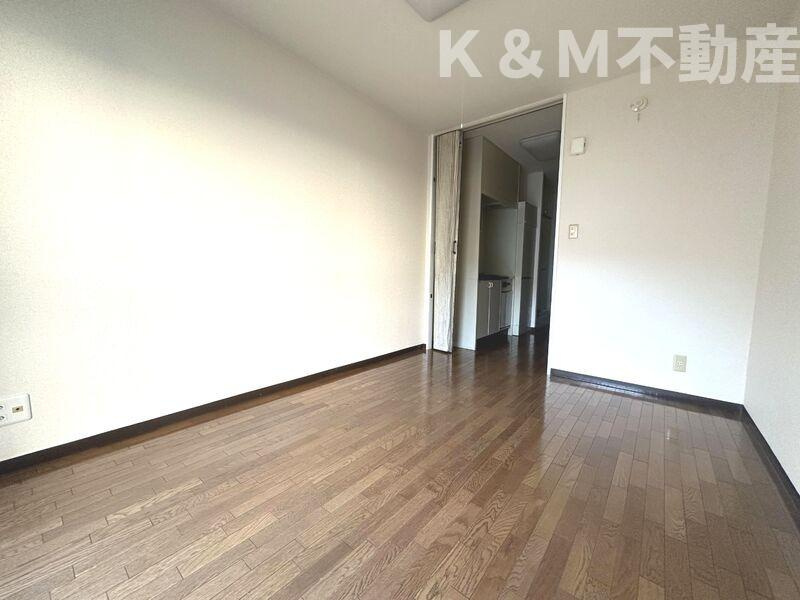 ラフィ－ヌ松ヶ丘の寝室|広くて明るい寝室