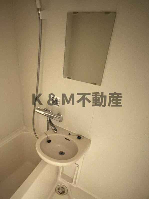 ラフィ－ヌ松ヶ丘の洗面所|明るい洗面所です